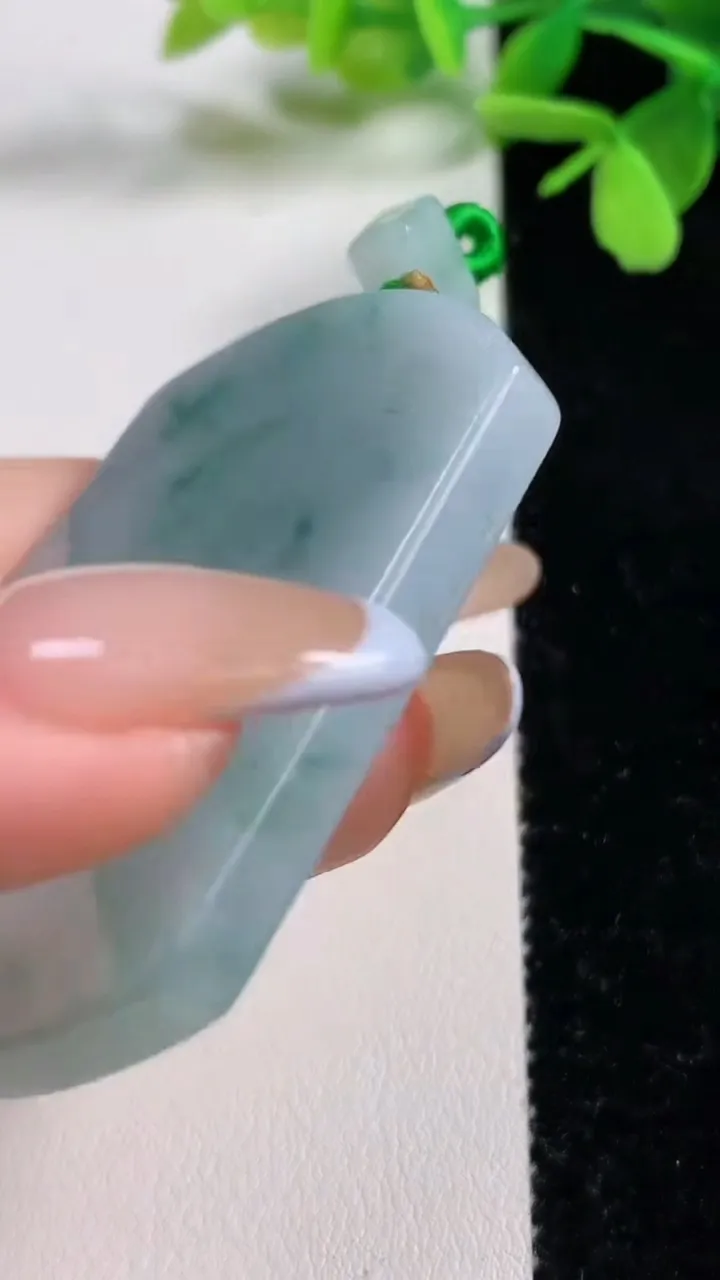 天然A货翡翠飘花无事牌吊坠，尺寸55.4-41.6-6.1，重量:38.64g
11月3日