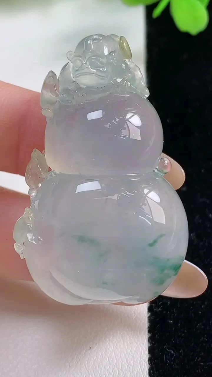 天然A货翡翠种飘花葫芦吊坠，尺寸45.7-29.2-12.6，重量:28.84g
11月3日