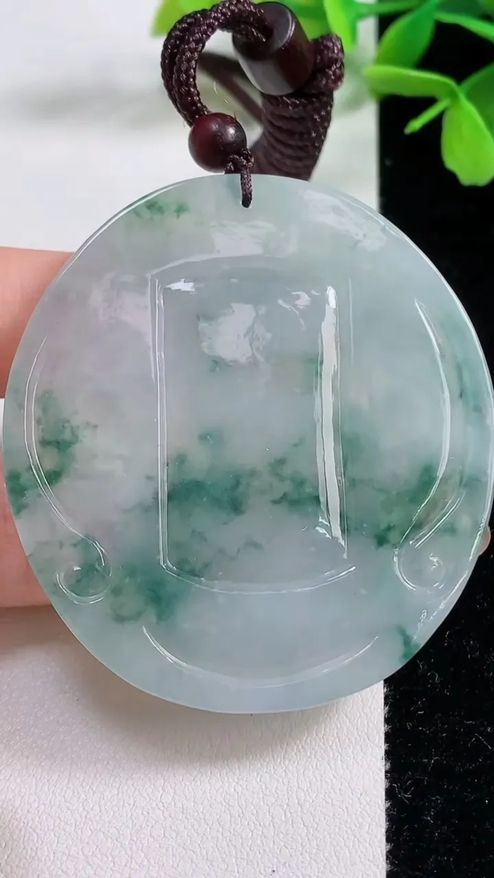 天然A货翡翠冰种飘花不动明王吊坠，尺寸55.7-50.5-5.3，重量:30.28g
11月3日