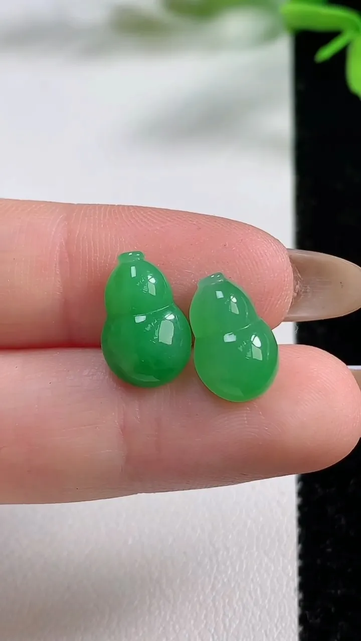 天然A货翡翠葫芦镶嵌件一对，尺寸12.8-6.7-4.2，重量:1.66g
11月3日