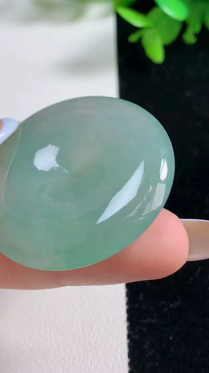 天然A货翡翠平安扣吊坠，尺寸37.8-6.7，重量:20.63g
11月3日