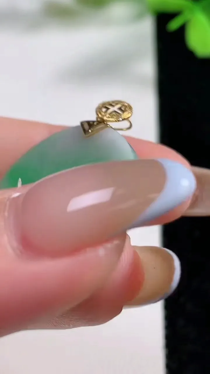 天然A货翡翠无事牌吊坠，尺寸26.2-1.9，重量:3.99g
11月3日