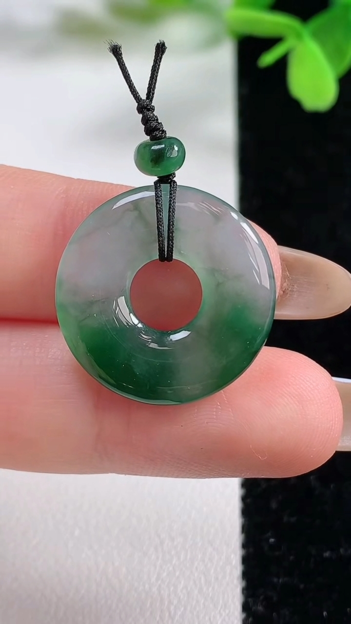 天然A货翡翠平安环吊坠，尺寸21.5-3，重量:2.94g
11月3日