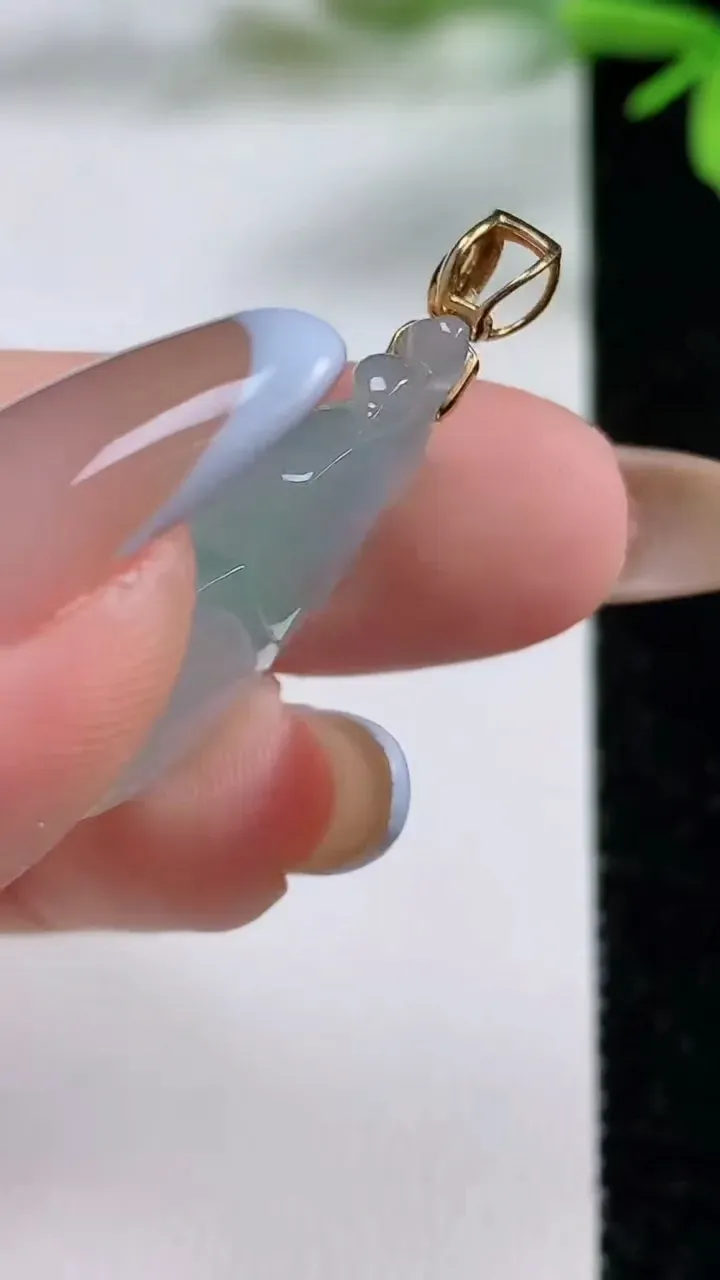 天然A货翡翠葫芦吊坠，尺寸25.6-14.7-7.7，重量:4.89g
11月3日