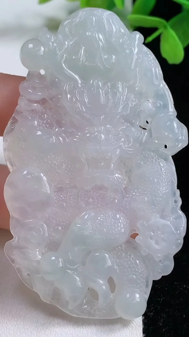 天然A货翡翠龙牌吊坠，尺寸76.2-42-5.6，重量:36.94g
11月3日