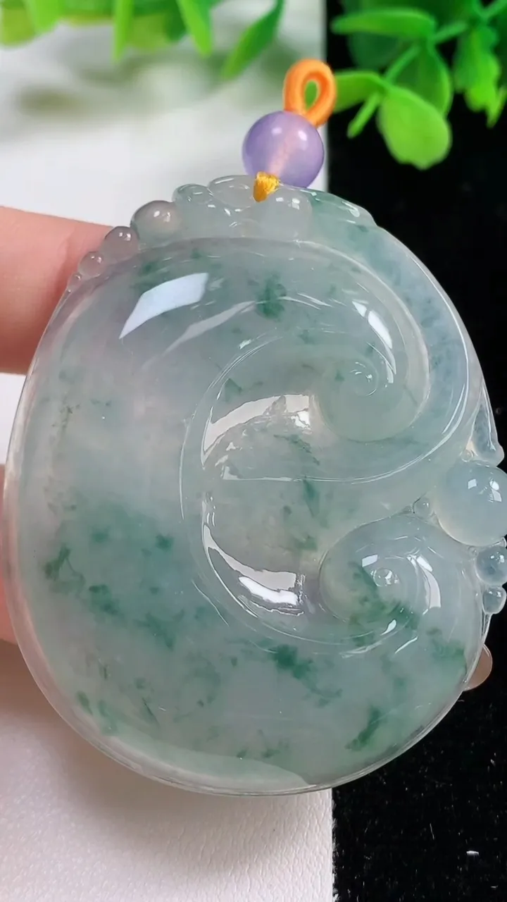 天然A货翡翠种飘花如意吊坠，尺寸56.8-46.8-7.4，重量:40.38g
11月3日