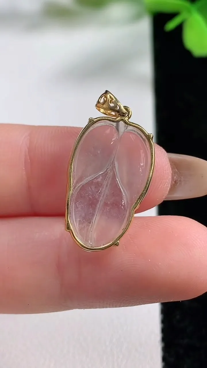 天然A货翡翠种白冰金枝玉叶  叶子吊坠，尺寸21.2-13-2.7，重量:2.31g
11月3日