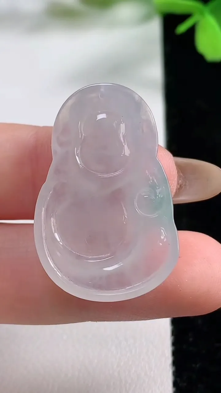 天然A货翡翠如意吊坠，尺寸32.8-21.6-5，重量:6.71g
11月3日