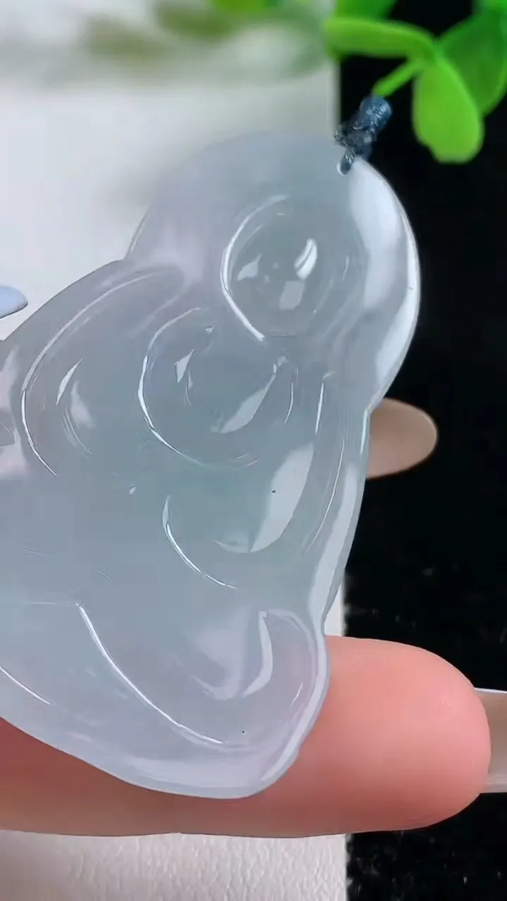 天然A货翡翠观音菩萨吊坠，尺寸54.5-35.6-5.9，重量:18.75g
11月3日