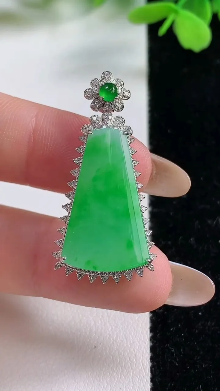 天然A货翡翠无事牌吊坠，尺寸37.2-17.5-8，裸石24-15重量:4.24g
11月3日