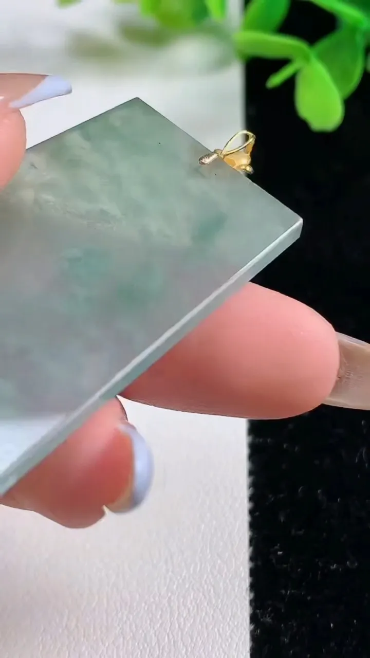 天然A货翡翠种飘花无事牌吊坠，尺寸51.6-32.7-2.7，重量:14.86g
11月3日