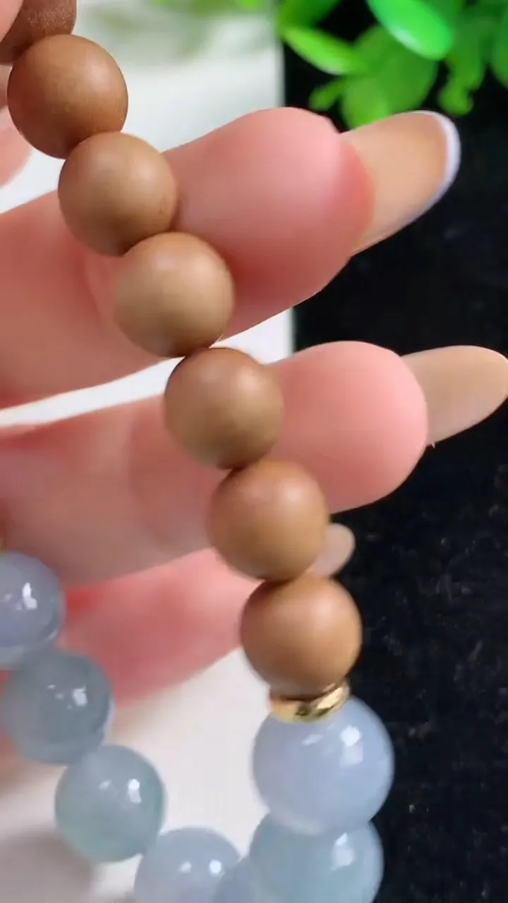 天然A货翡翠紫罗兰圆珠手串，尺寸10-7颗，重量:17.31g11月3日
工厂直销收藏佳品,种好水足，色泽均匀，有种有色，上手高大气！