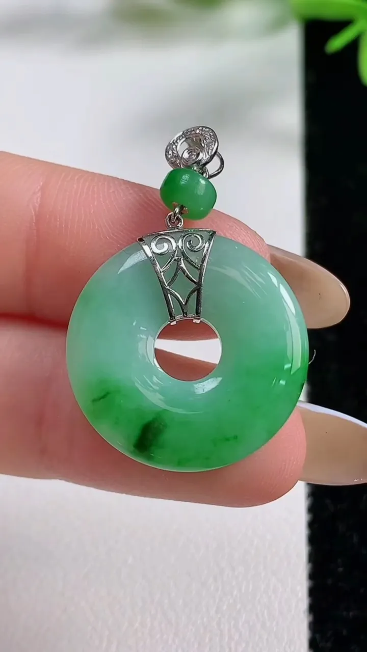 天然A货翡翠平安环吊坠，尺寸21.6-3.6，重量:4.16g
11月3日