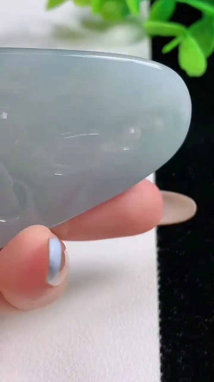 天然A货翡翠观音菩萨吊坠，尺寸58.6-37.3-5.5，重量:25.30g
11月3日