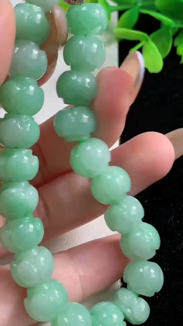 天然A货翡翠莲花手串，尺寸10.2-8.6-22颗，重量:35.39g11月3日
工厂直销收藏佳品,