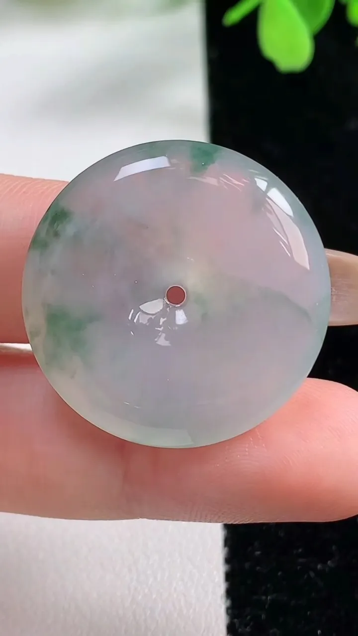 天然A货翡翠冰种飘花平安扣吊坠，尺寸27.5-5.7，重量:8.97g
11月3日