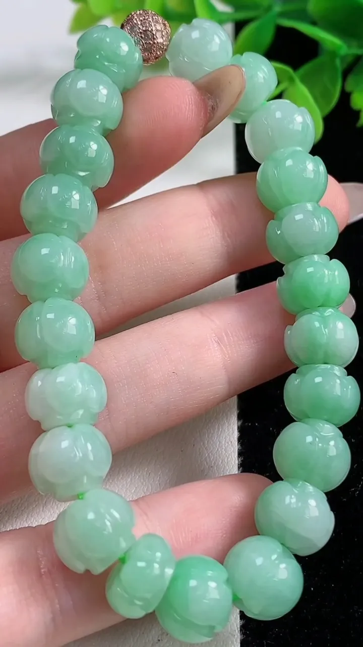 天然A货翡翠莲花手串，尺寸10.2-8.6-22颗，重量:35.39g11月3日
工厂直销收藏佳品,种好水足，色泽均匀，有种有色，上手高大气！