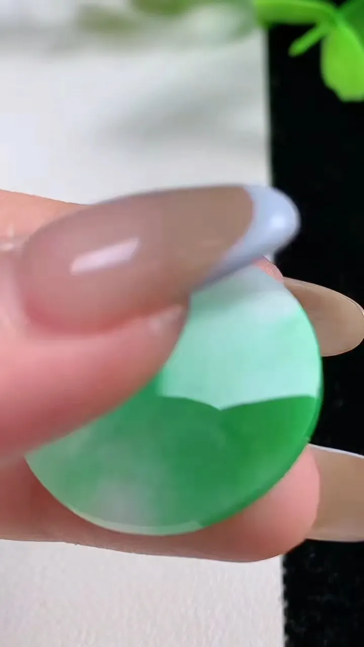 天然A货翡翠无事牌吊坠，尺寸26.2-1.9，重量:3.99g
11月3日