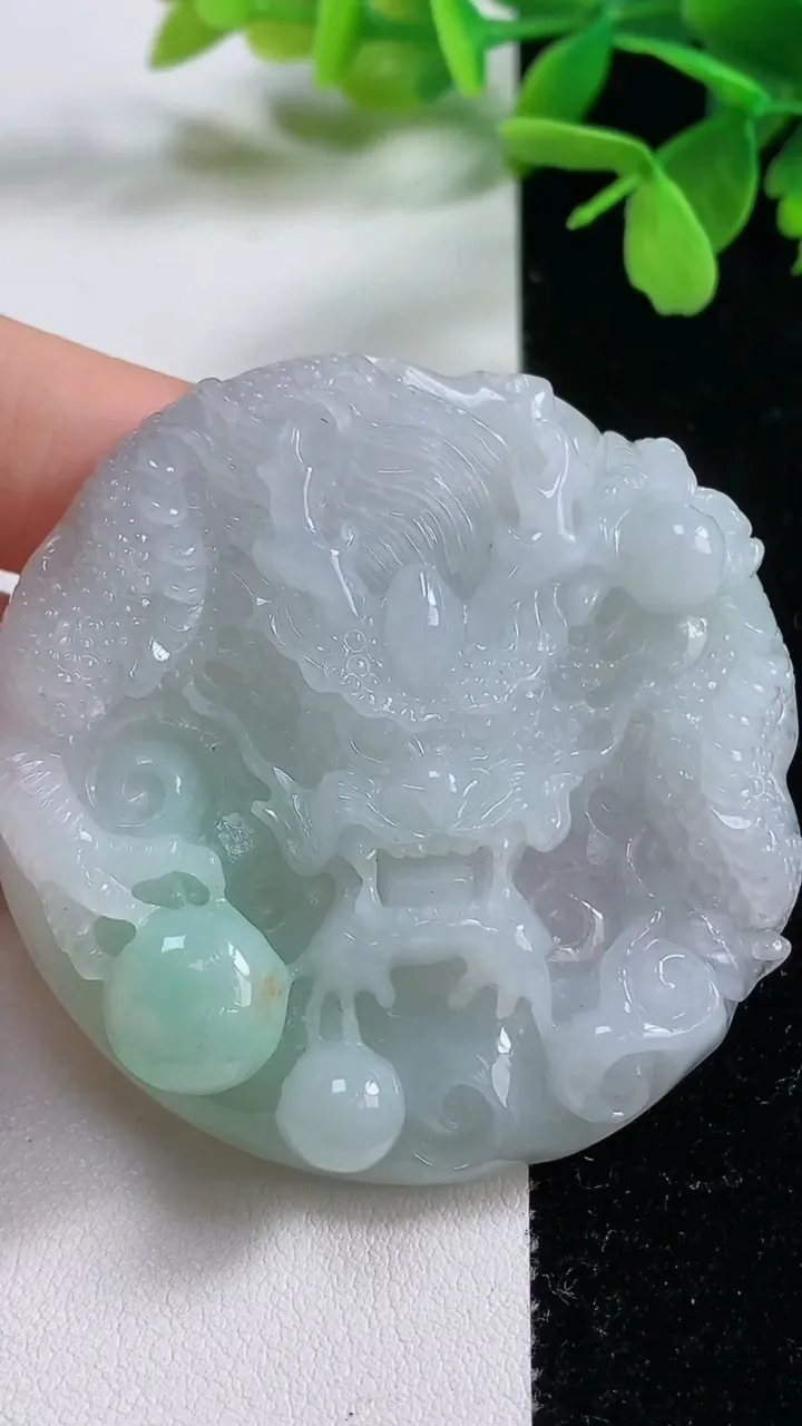 天然A货翡翠龙牌吊坠，尺寸54.6-11.2，重量:58.94g
11月3日