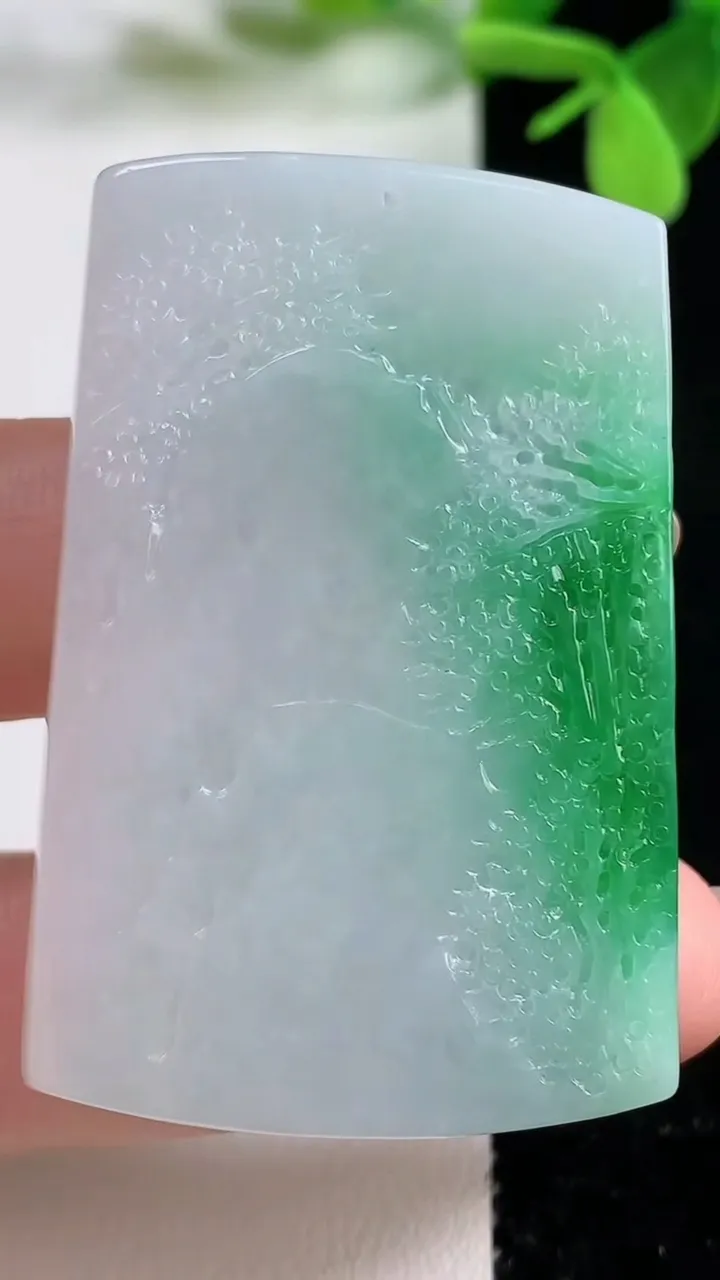 天然A货翡翠山水牌吊坠，尺寸48.7-31.7-9.3，重量:30.77g
11月3日