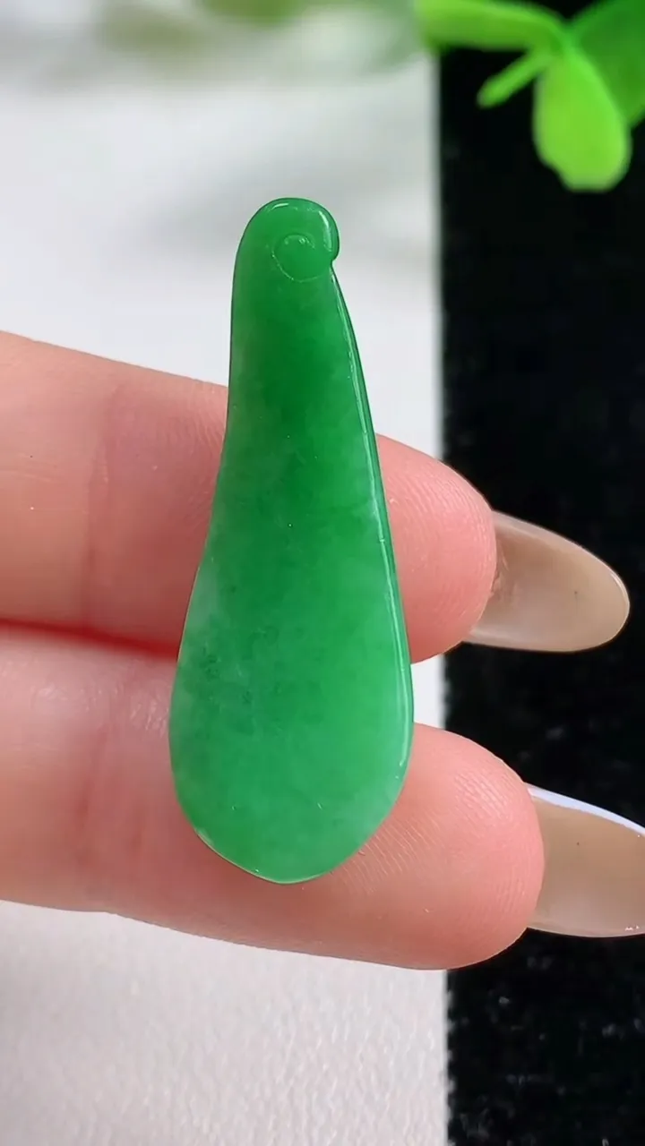 天然A货翡翠福瓜吊坠，尺寸35.3-13-5.2，重量:3.62g
11月3日