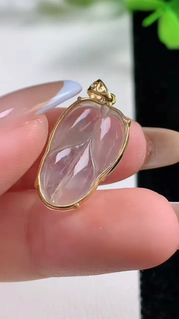 天然A货翡翠种白冰金枝玉叶  叶子吊坠，尺寸21.2-13-2.7，重量:2.31g
11月3日