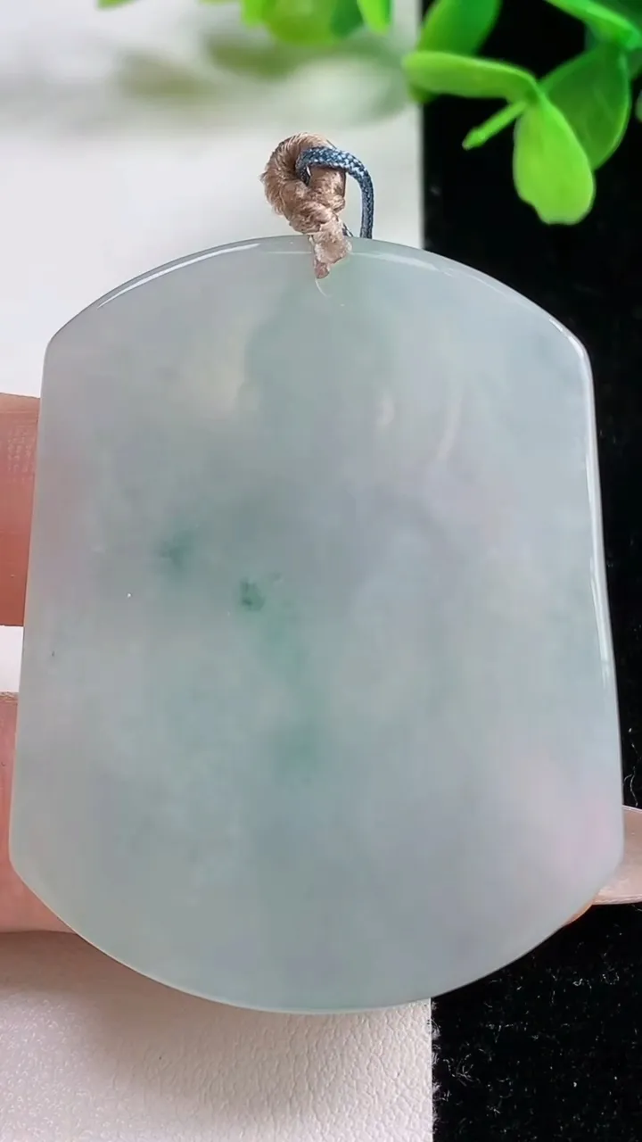 天然A货翡翠冰种飘花大日如来吊坠，尺寸51.8-40.4-5.4，重量:25.73g
11月3日