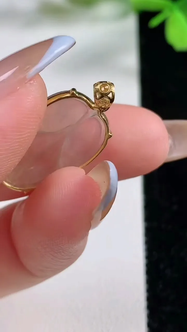 天然A货翡翠种白冰金枝玉叶  叶子吊坠，尺寸21.2-13-2.7，重量:2.31g
11月3日