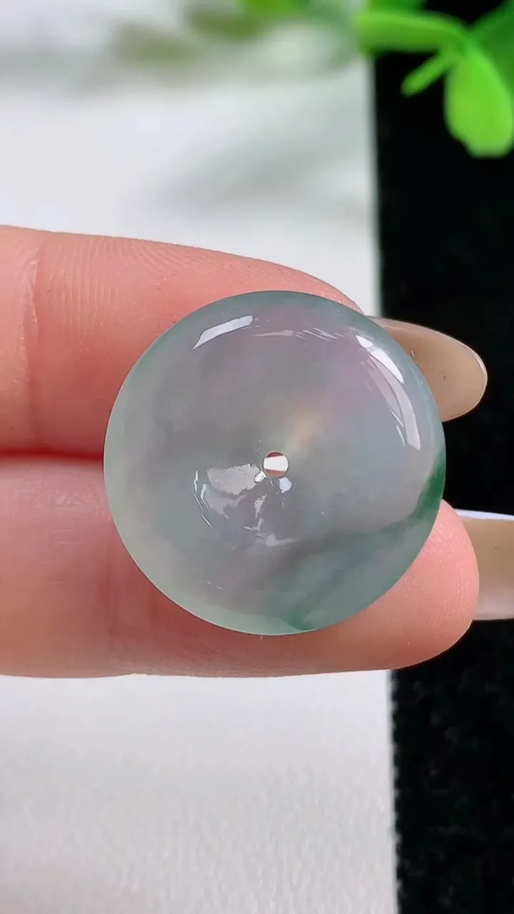 天然A货翡翠冰种飘花平安扣吊坠，尺寸22-5.2，重量:5.58g
11月3日