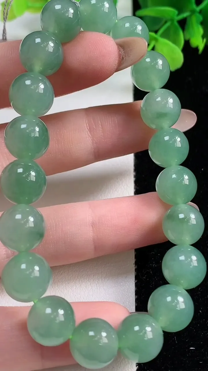 天然A货翡翠圆珠手串，尺寸10.3-19颗，重量:35.33g11月3日
工厂直销收藏佳品,种好水足