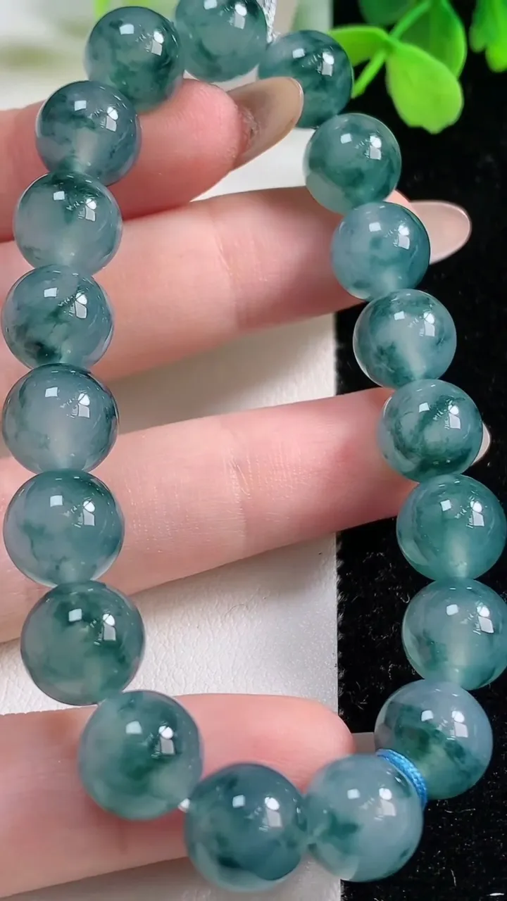 天然A货翡翠种飘花圆珠手串，尺寸9.8-20颗，重量:33.73g11月3日
工厂直销收藏佳品,种好水足，色泽均匀，有种有色，上手高大气！