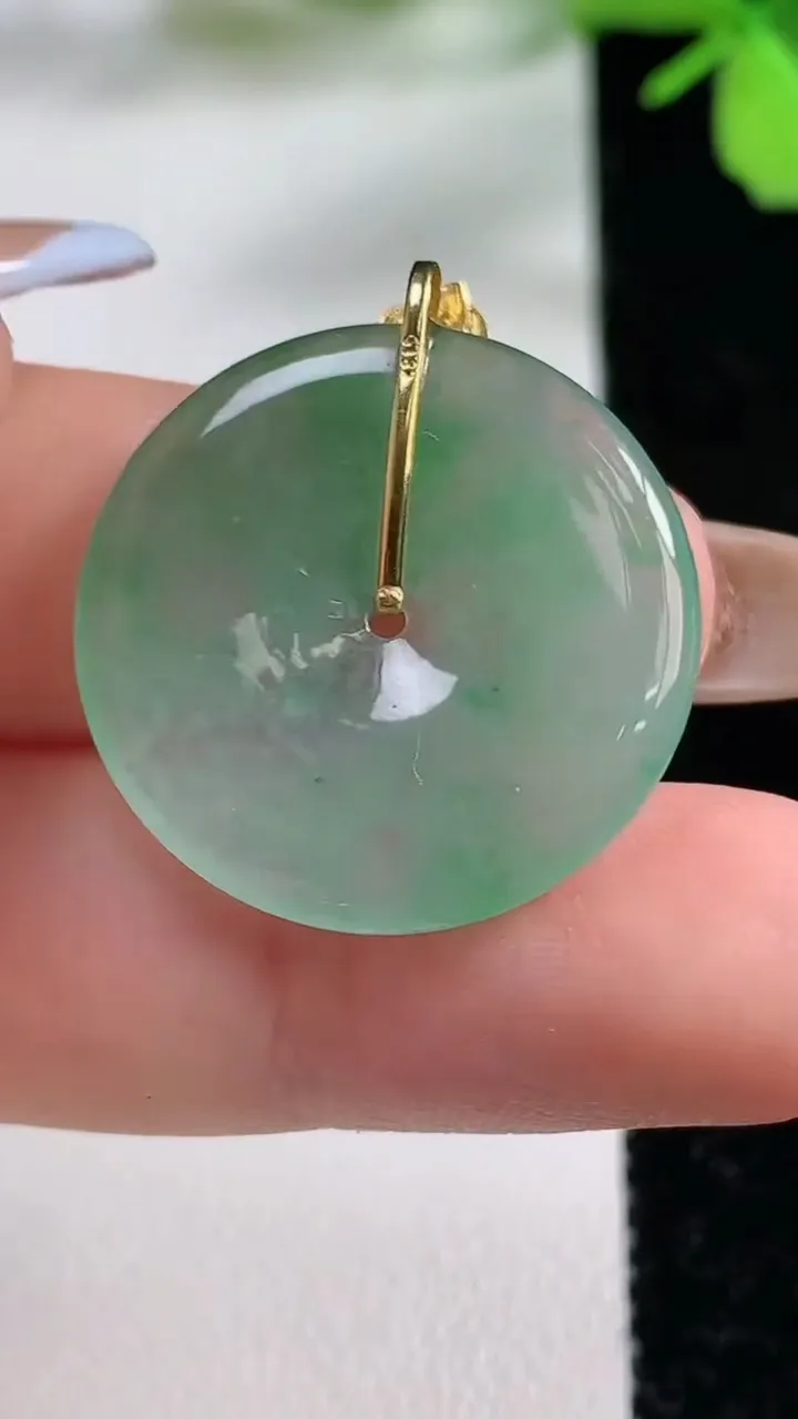 天然A货翡翠平安扣吊坠，尺寸24.2-3.5，重量:5.16g
11月3日