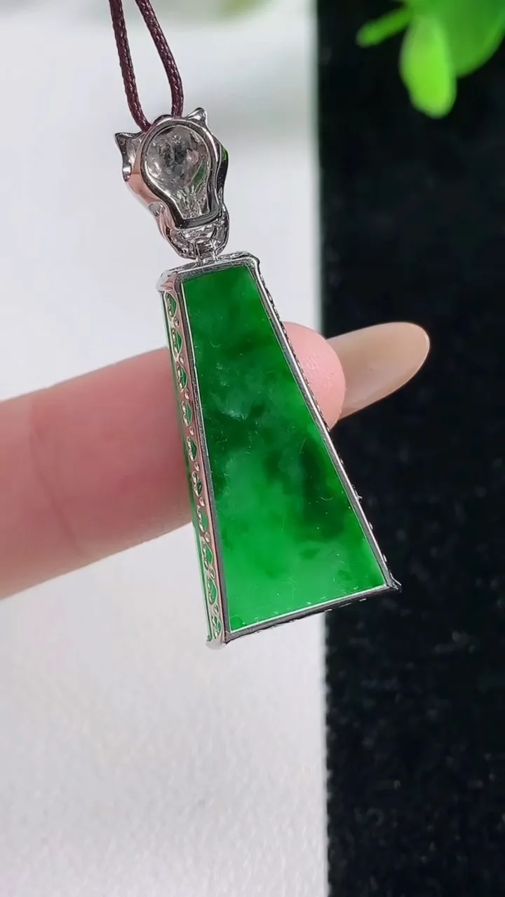 天然A货翡翠无事牌吊坠，尺寸24.6-11.7-4.5，重量:4.00g
11月4日