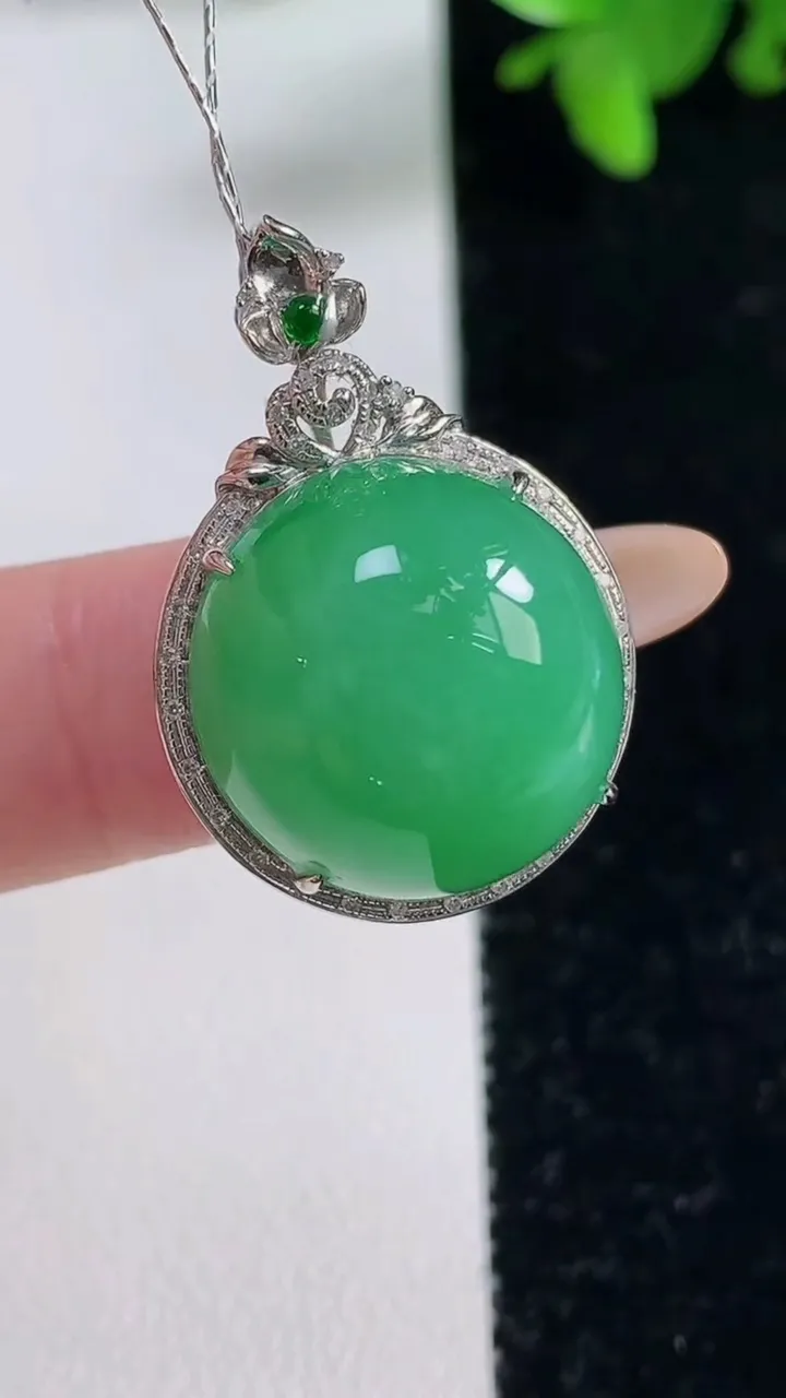 天然A货翡翠蛋面吊坠，尺寸29-18.7-13.4，裸石17.6-17重量:7.52g
11月4日