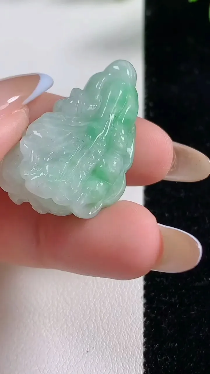 天然A货翡翠白菜吊坠，尺寸33.5-20.4-10，重:10.75g
11月4日