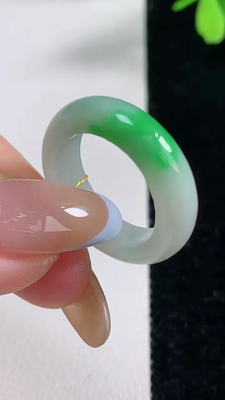 天然A货翡翠指环戒指，尺寸17.4-5.5-3.5，重量:4.26g2025年11月4日
工厂直销收藏佳品,种好水足，色泽均匀，有种有色，上手高大气！