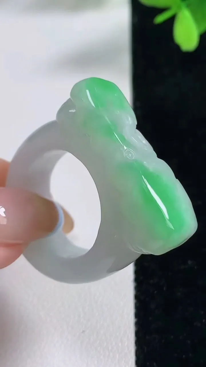 天然A货翡翠荷叶指环扳指，尺寸20.2-33.6-11.6-9.1，重量:21.13g2025年11月4日
工厂直销收藏佳品,种好水足，色泽均匀，有种有色，上手高大气！