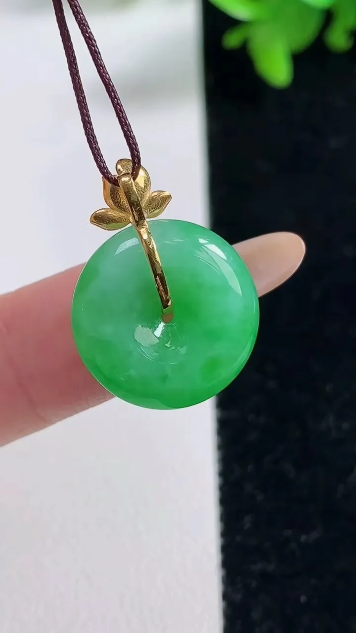 天然A货翡翠平安扣吊坠，尺寸16.5-4.5，重量:2.72g
11月4日