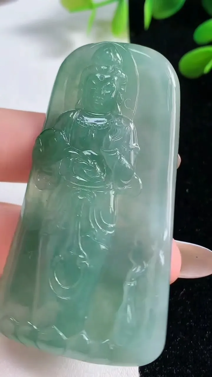 天然A货翡翠大势至菩萨吊坠，尺寸65.5-35-6，重:30.04g
11月4日