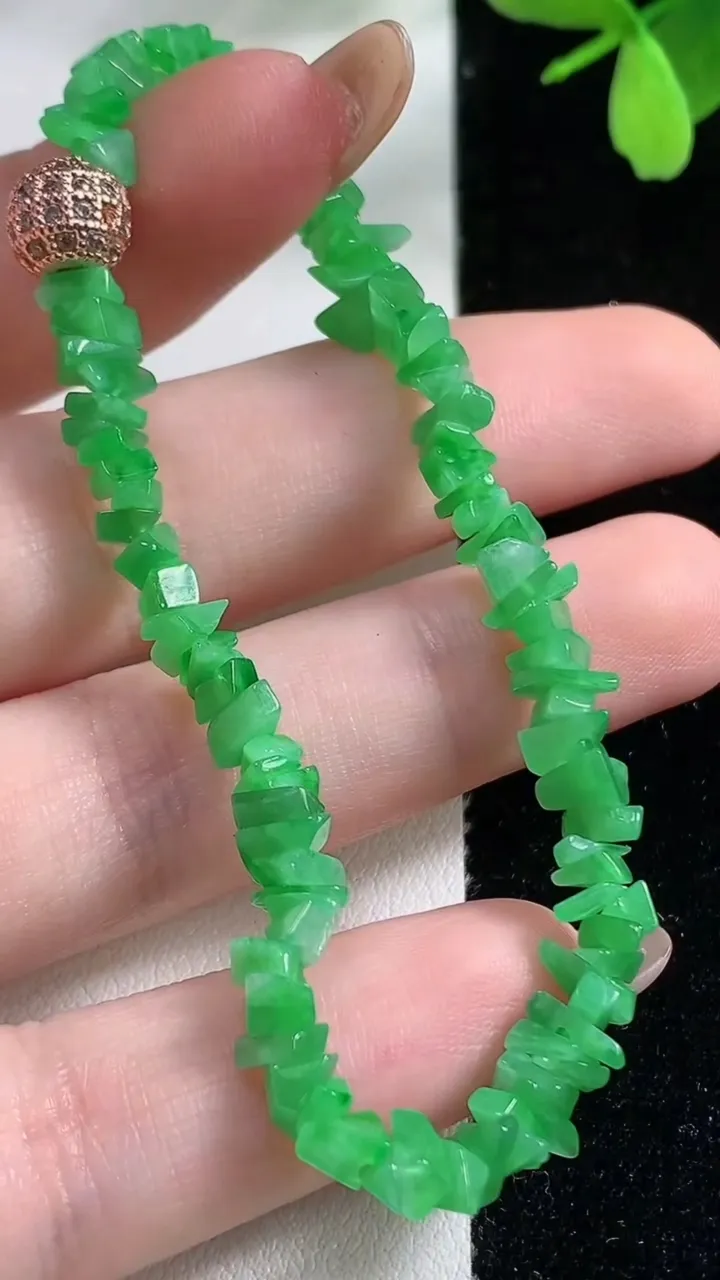 天然A货翡翠原石手串，尺寸4.3-2.9-1.7，重量:7.48g11月4日
工厂直销收藏佳品,种好水足，色泽均匀，有种有色，上手高大气！