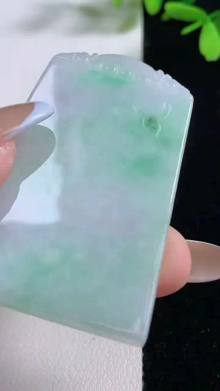 天然A货翡翠无事牌吊坠，尺寸53-35.5-4.5，重:24.29g
11月4日