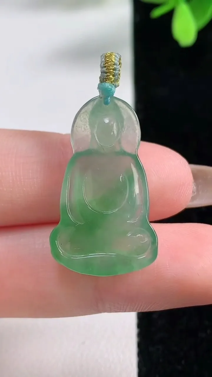 天然A货翡翠大日如来吊坠，尺寸27.6-15-4.2，重量:3.31g
11月4日