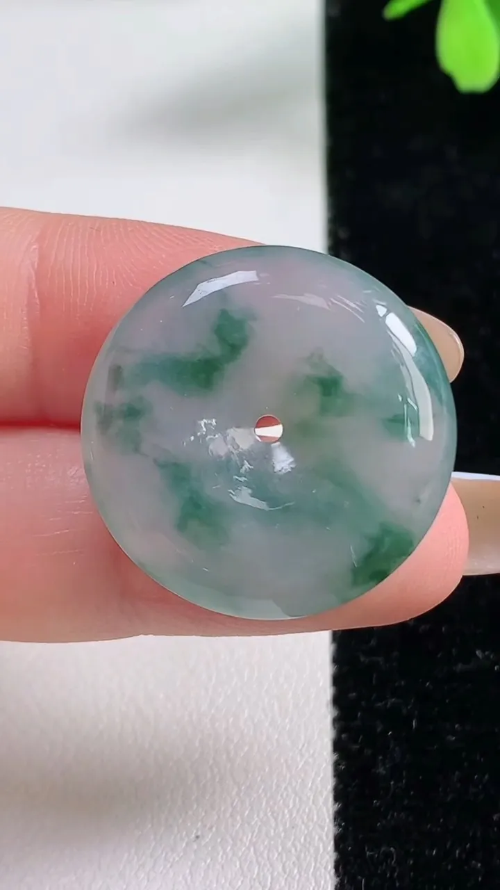 天然A货翡翠冰种飘花平安扣吊坠，尺寸25.2-5.3，重量:7.46g
11月4日