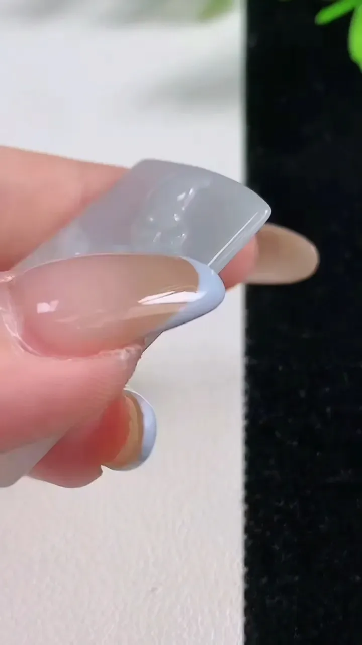 天然A货翡翠冰种飘花生肖兔吊坠，尺寸41-29.2-3.4，重:7.65g
11月4日