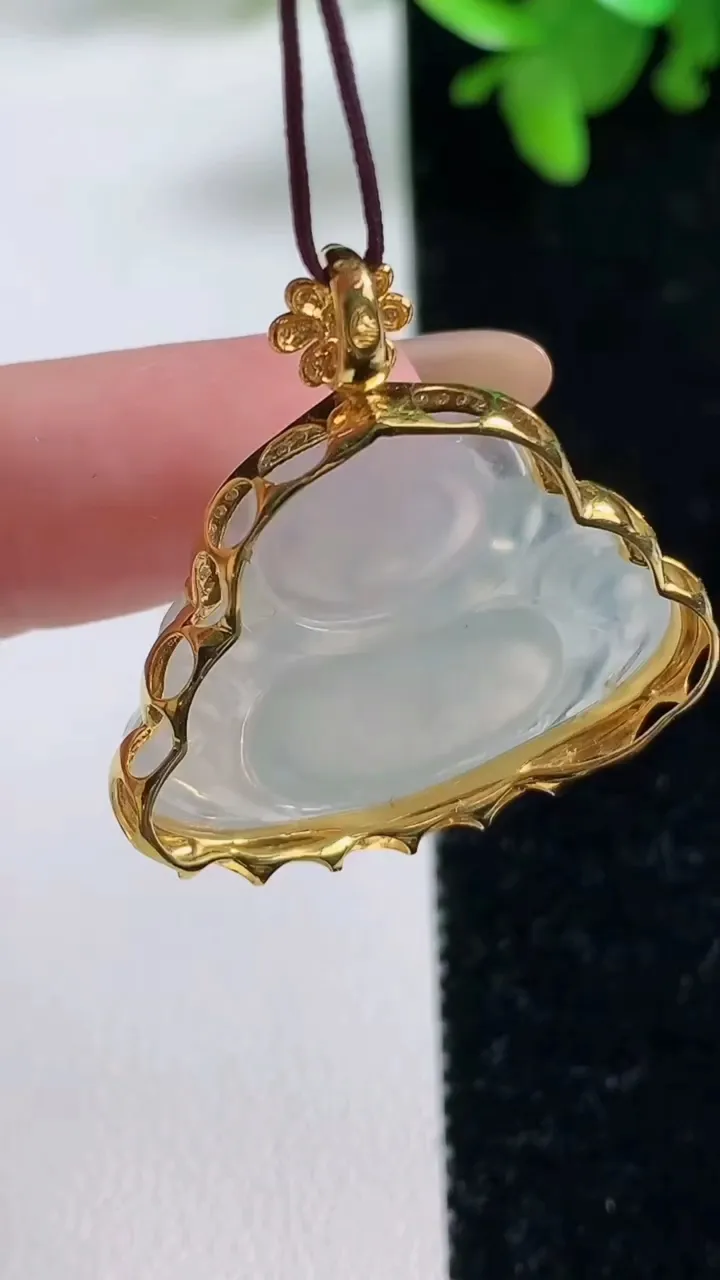 天然A货翡翠种白冰佛公吊坠，尺寸30.5-30.2-8.4，裸石20.8-27.8重量:5.72g
11月4日