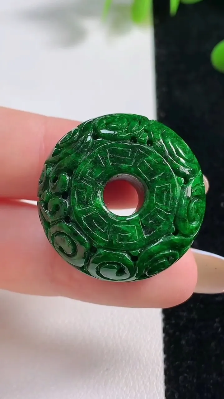 天然A货翡翠雕花路路通吊坠，尺寸27.1-11.9，重:17.59g
11月4日