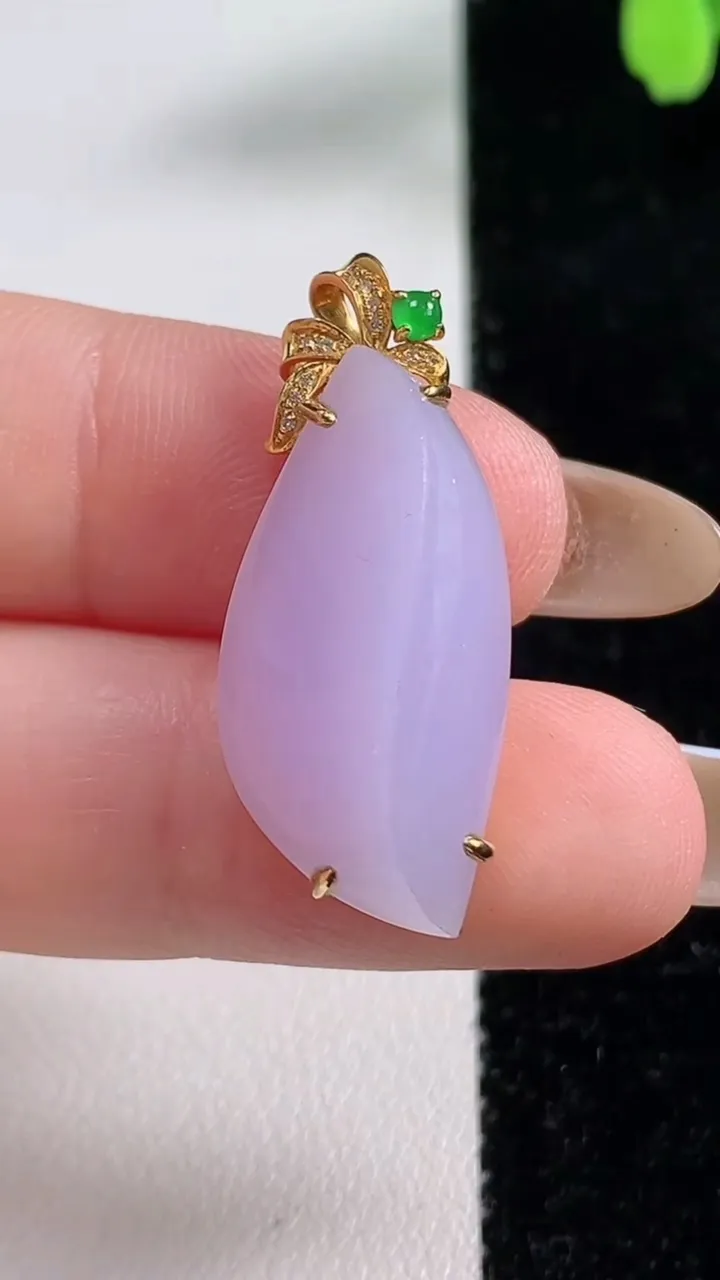 天然A货翡翠18K金紫罗兰随形吊坠，尺寸26.3-12.6-9.5，重量:4.75g
11月4日