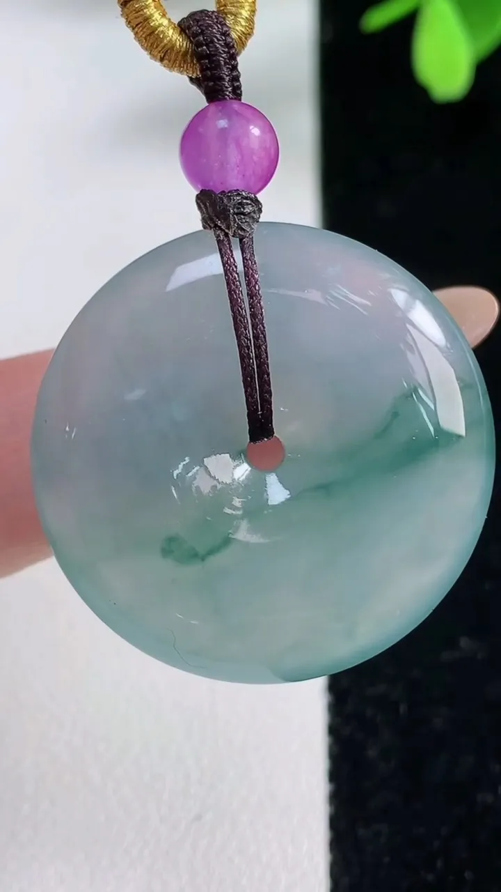 天然A货翡翠冰种飘花平安扣吊坠，尺寸29.8-6.5，重量:14.86g
11月4日