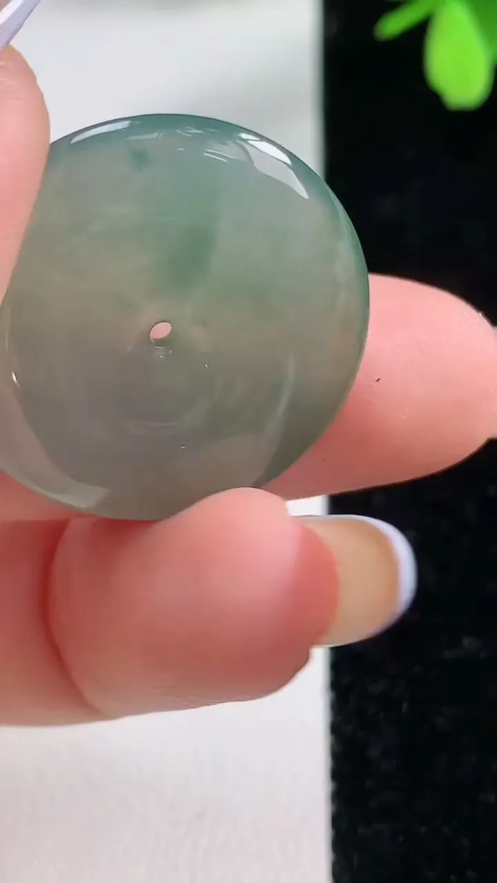 天然A货翡翠平安扣吊坠，尺寸26-4.5，重量:6.66g
11月4日