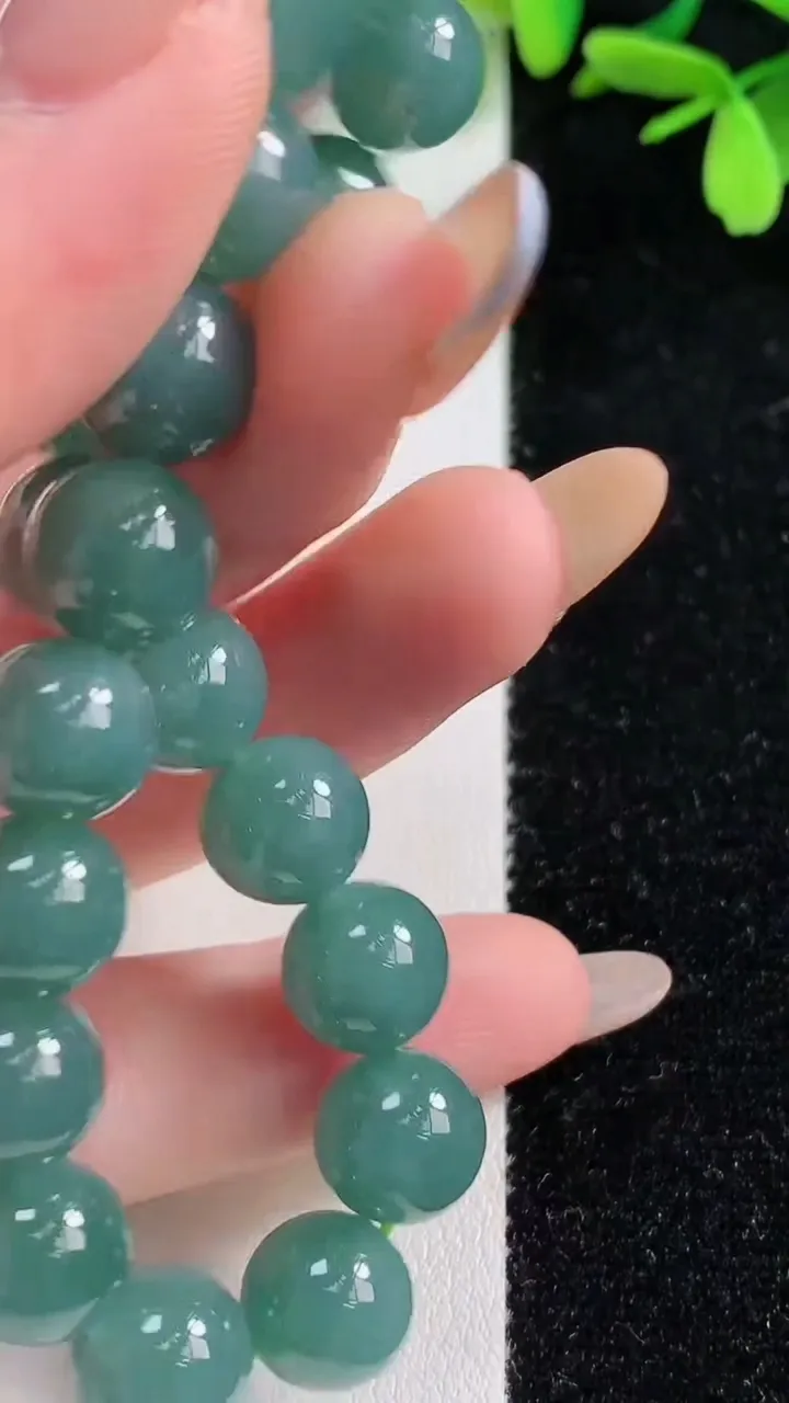 天然A货翡翠货蓝水圆珠手串20颗，尺寸10，重:31.84g11月4日
工厂直销收藏佳品,种好水足，色泽均匀，有种有色，上手高大气！